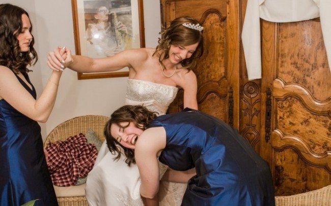 hilarious photo of UK bride getting ready