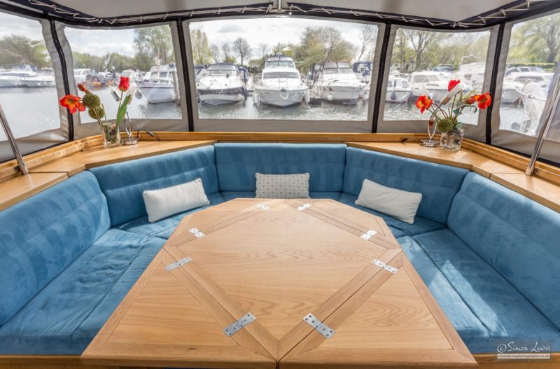 l'abri du Jardin widebeam barge wheelhouse interior