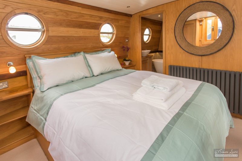 l'abri du Jardin widebeam barge master cabin