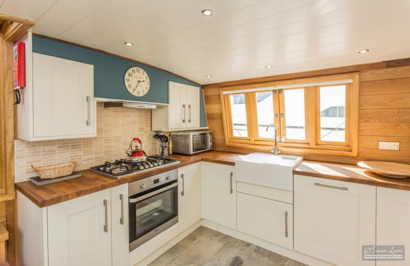 l'abri du Jardin widebeam barge master cabin