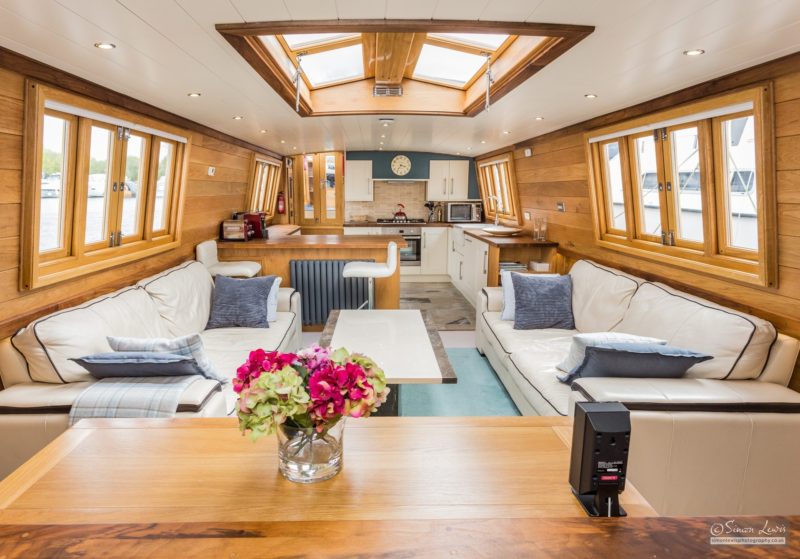 l'abri du Jardin widebeam barge saloon galley