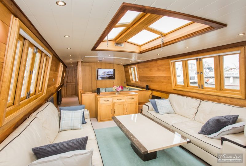 l'abri du Jardin widebeam barge saloon