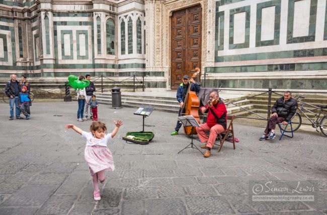 florence-street-musicians-dancing-girl-reportage-photography