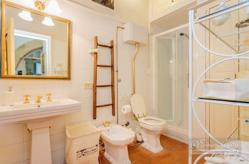 Tuscany-Apartment-Bathroom